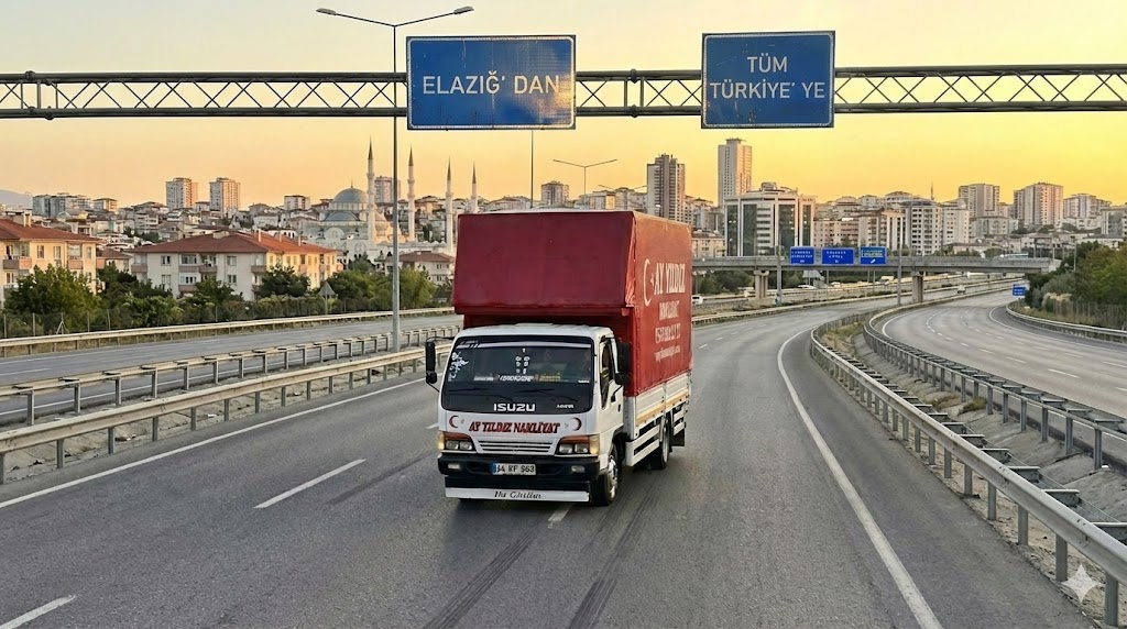 Elazığ İstanbul şehirler arası nakliyat için yüklenmiş taşıma aracı